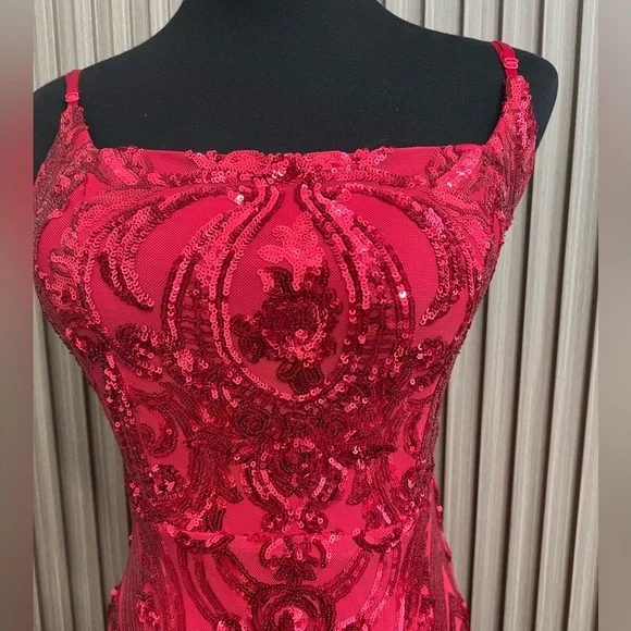 Elegant Red Sequin Dress - Picture 4 of 14